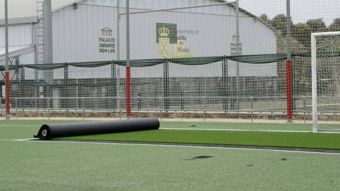 Cambio y reparaciones en el césped del complejo deportivo municipal, en Boadilla del Monte