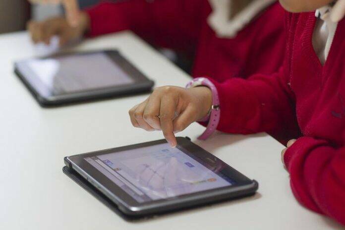 Comunidad de Madrid digitalización aulas