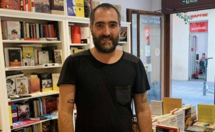 Librero Chueca firmas librería actividad esencial