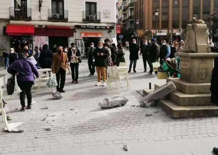 Músico callejero rompió cruceiro plaza de Jacinto Benavente Madrid
