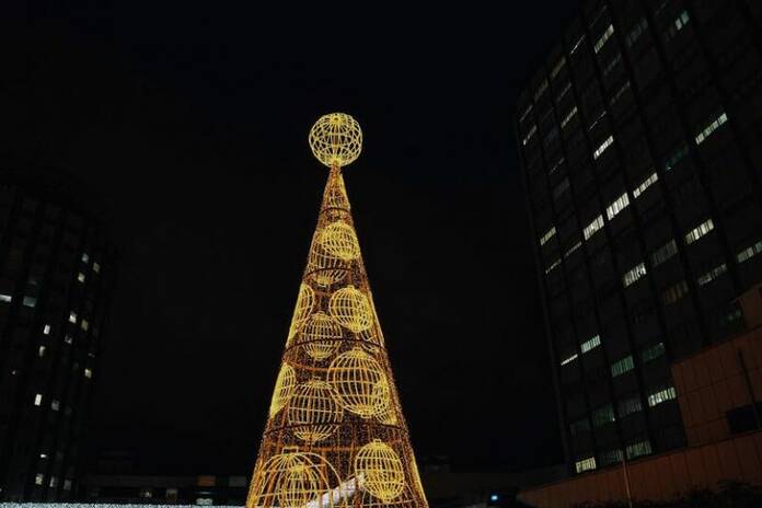 El árbol de la Lotería de Navidad ilumina el Hospital La Paz de Madrid