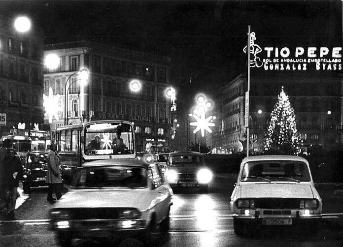 La nochebuena en la que Madrid ardió y otras historias de la navidad madrileña Puerta del Sol en las Navidades de 1974 Archivo Regional Comunidad de Madrid