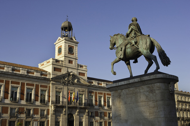 Madrid 'a caballo'. Estas son las curiosas historias de sus estatuas más célebres CarlosIII
