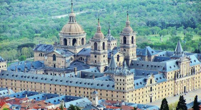 El Monasterio de El Escorial: la inquietante 'puerta al infierno' El Escorial Abantos FB 006
