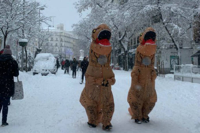 El Madrid 'surrealista' de la gran nevada ErTiuFhUYAE0p8d