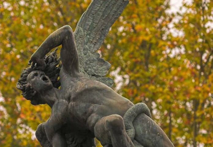 Los ángeles que sobrevuelan el cielo de Madrid Estatua del angel caido parque del retiro madrid 2 1