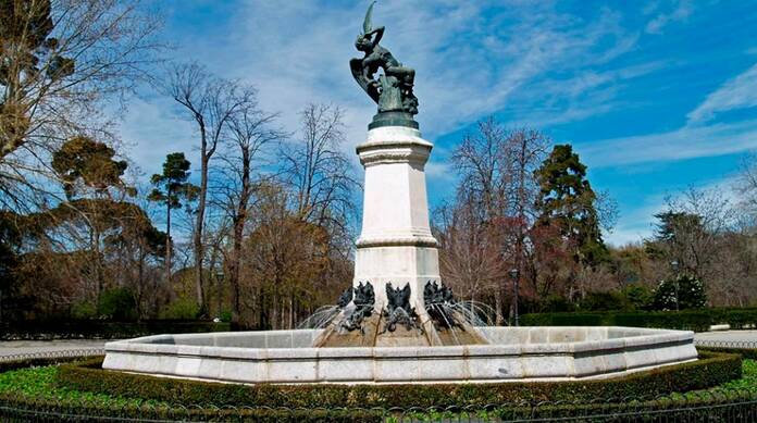 Los ángeles que sobrevuelan el cielo de Madrid Monumento Angel Caido General