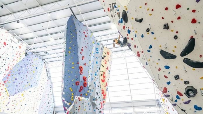 Diviértete con los rocódromos indoor más originales de Madrid 3 Diviértete con los rocódromos indoor más originales de Madrid SHARMA ESCALADA scaled 1