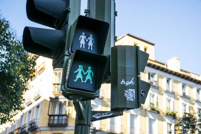 Disfruta de los mejores freetours de Madrid 5 Disfruta de los mejores freetours de Madrid traffic light 3458393 1280 1