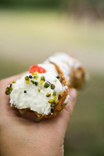 Prueba los cannolis más irresistibles de Madrid pexels anna guerrero 4078171 1