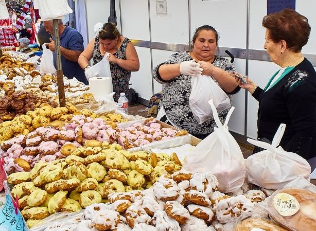 Cómete 'una rosca' y descubre la historia de este popular dulce madrileño bigstock bakers selling rosquillas del