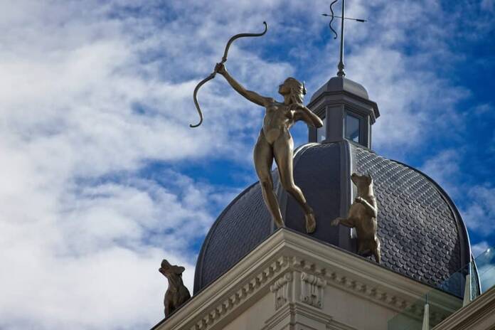 La historia de amor tras las misteriosas flechas de la Gran Vía Blog tejados Gran Via 23