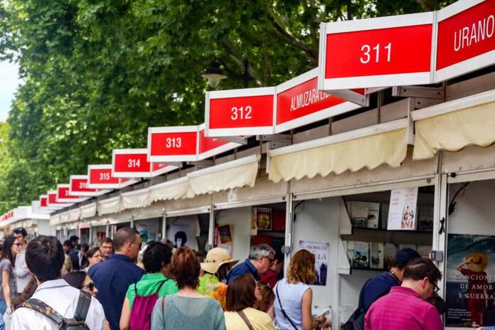 Las letras salen a las calles de Madrid por la 'Fiesta del Libro estival' EuropaPress 2210722 visitantes paseando feria libro madrid 980x653 1