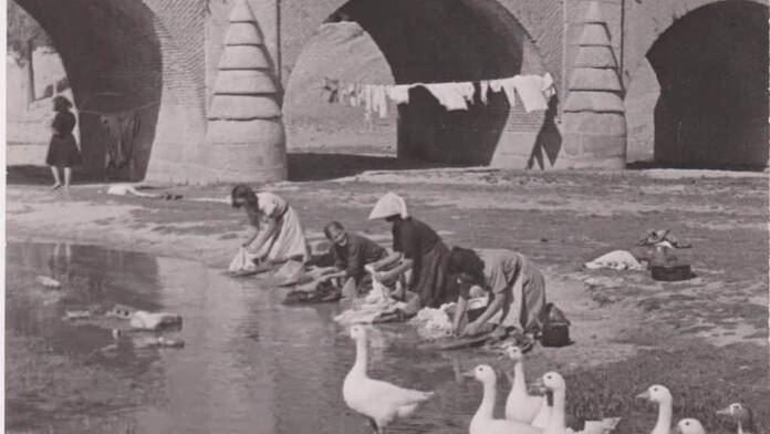 Las lavanderas que se dejaron la vida limpiando los trapos sucios de Madrid en el Manzanares Lavanderas en Madrid foto pastor puente de segovia 001