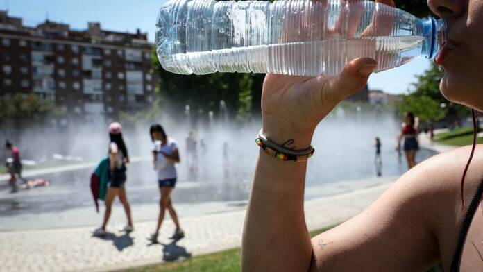 ¿Son cada vez más calurosos los veranos madrileños? mujer bebe parque Madrid Rio 2367373300 29590078 1300x731