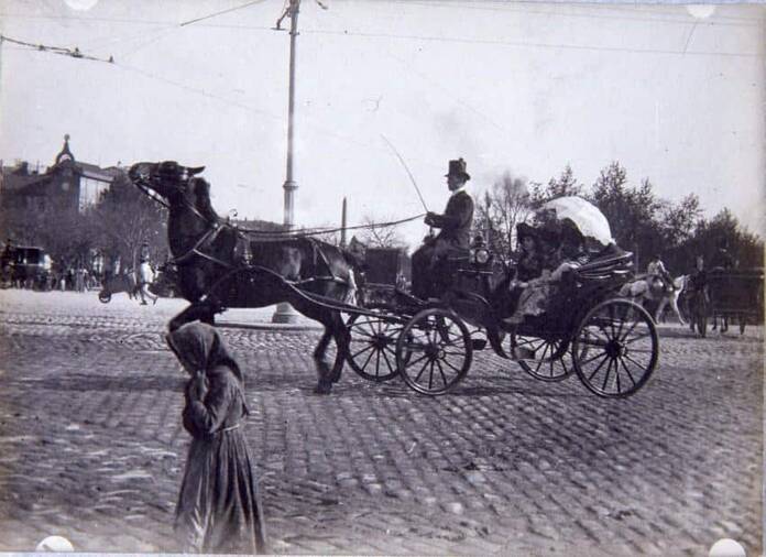 Las sillas de mano: así eran los primeros "taxis" de Madrid Plaza de Cibeles en 1900