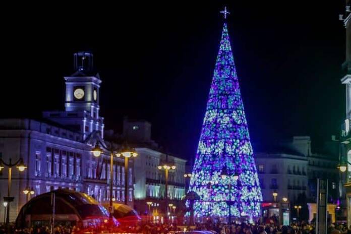 La Nochevieja vuelve a la Puerta del Sol: así es el centenario reloj inglés que da las campanadas 244466 europapress 2507222 encendido arbol navidad puerta sol madrid 22 noviembre 2019 thumb 722