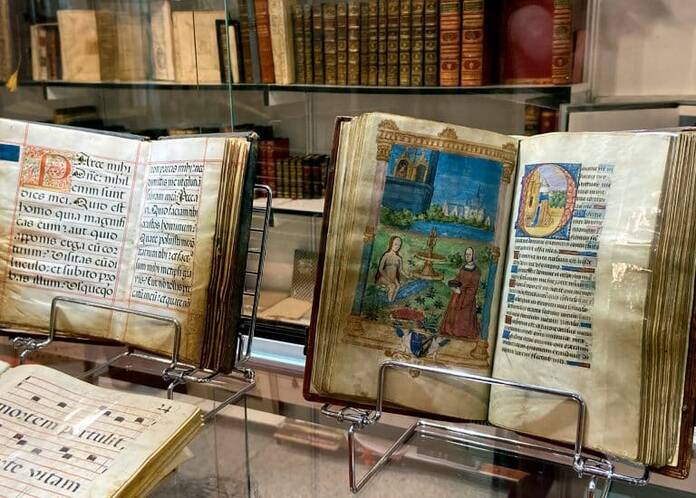 El Palacio de Cibeles acoge la XII Feria Internacional del Libro Antiguo