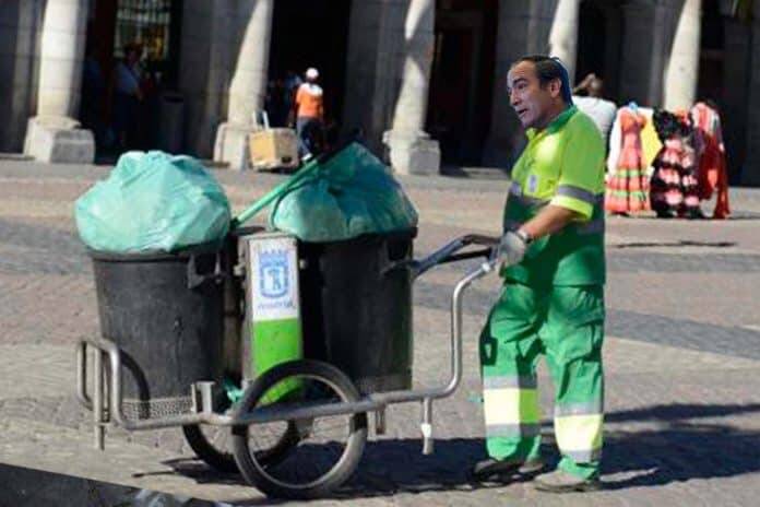 ola de calor borja carabante ayuntamiento de madrid trabajador uniforme