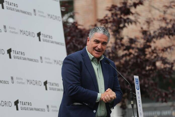 El "concejal Desgracia" invierte en flores lo que ahorra en limpieza en Madrid EuropaPress 3801711 concejal chamberi javier ramirez interviene acto descubrimiento nueva 2