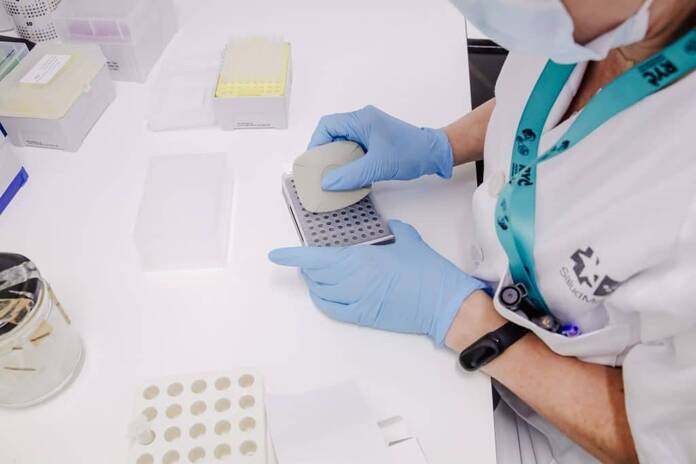 La Sanidad madrileña se refuerza ante la viruela del mono con nuevas PCR EuropaPress 4487177 tecnico laboratorio prepara pcr analisis viruela mono hospital ramon cajal