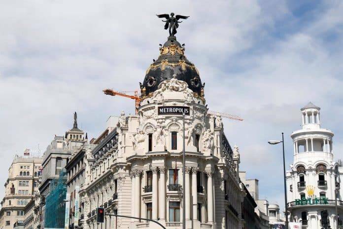 Las estatuas que cuidan el cielo de Madrid