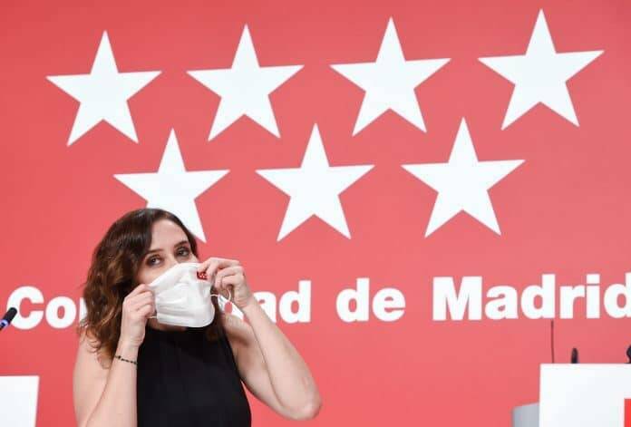 Ayuso se quita la careta en Halloween