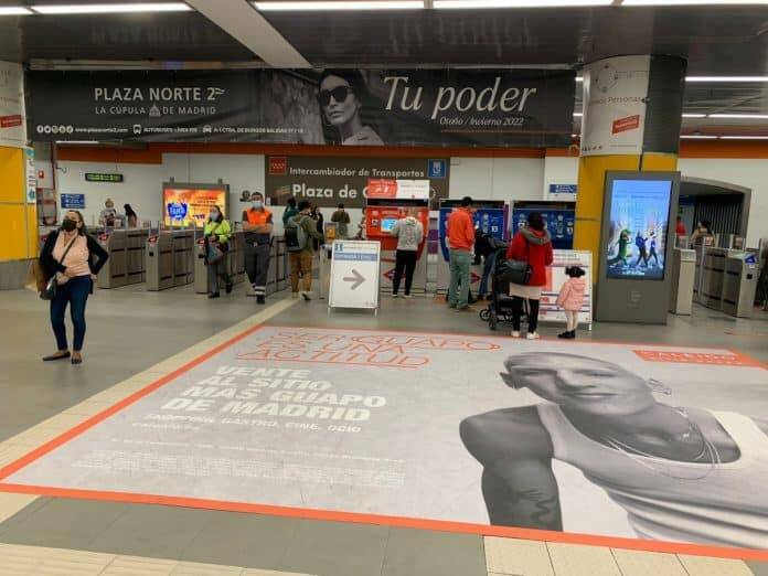 Miguel Oliver alfombra IKEA metro de madrid