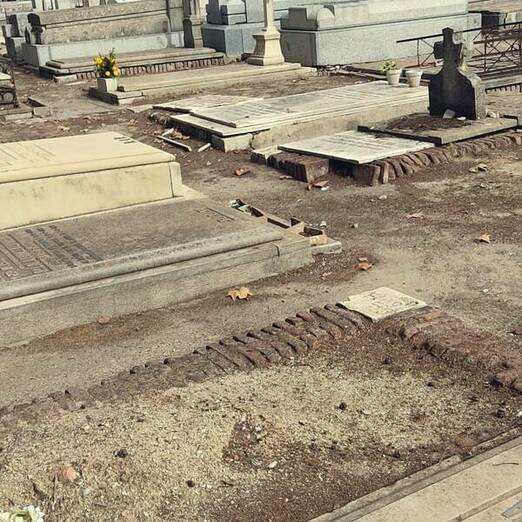 Las tumbas del Cementerio de la Almudena, cada vez más abandonadas sepulturas