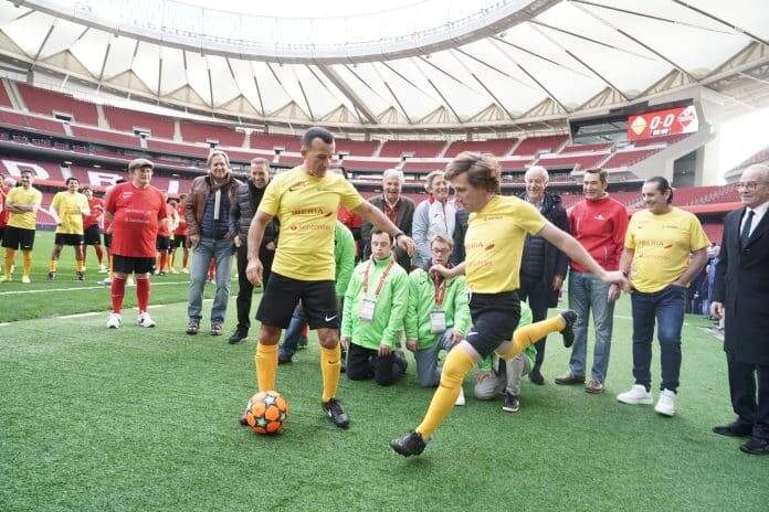 Almeida efectúa un saque de honor