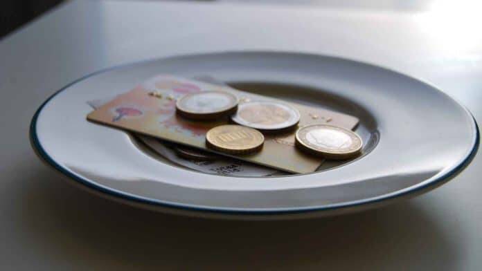 Ayuso invita a los madrileños a dejar propinas