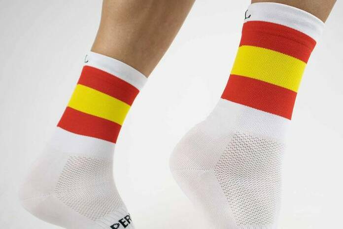 garra Amperio Maestro Perro Loco presenta el diseño de los calcetines de ciclismo con la bandera  de España