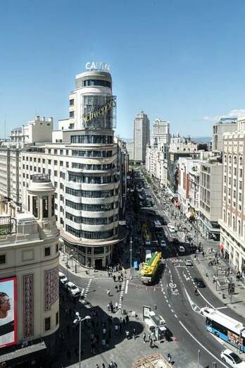 El edificio Carrión de Madrid estrena nuevo cartel por encima del de Schweppes Vincci Capitol nuevo cartel
