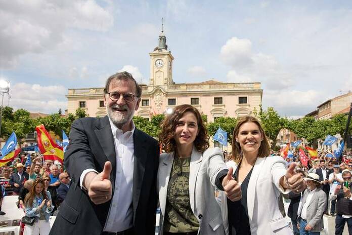 Ayuso y Rajoy en apuros en un mitin de campaña: una boda y una urgencia ...
