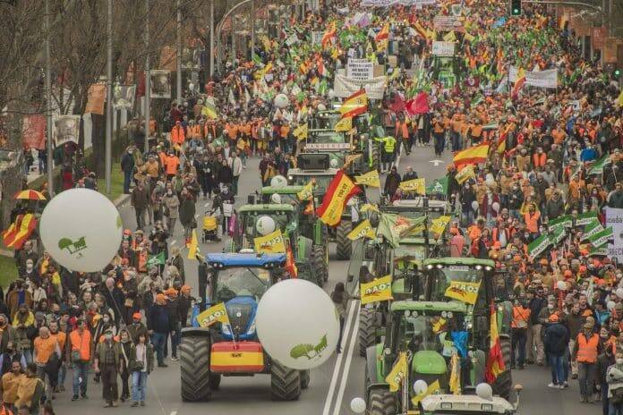 Los agricultores toman Madrid en la Puerta de Alcalá