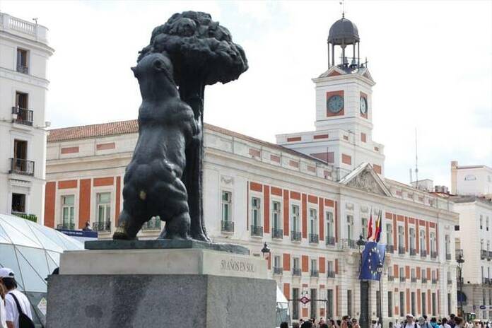 La Puerta del Sol: de estrenarse en primavera a ser la anfitriona del otoño 1 La Puerta del Sol: de estrenarse en primavera a ser la anfitriona del otoño EuropaPress 5307836 fachada real casa correos julio 2023 madrid espana construida finales