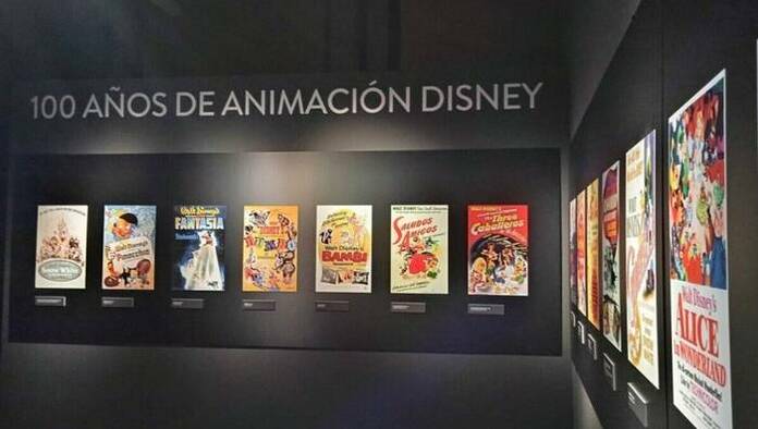 Disney se hace con la capital: 100 años en una muestra al aire libre Carteles peliculas 100 anos Disney 1333x1000 1 e1697478981468