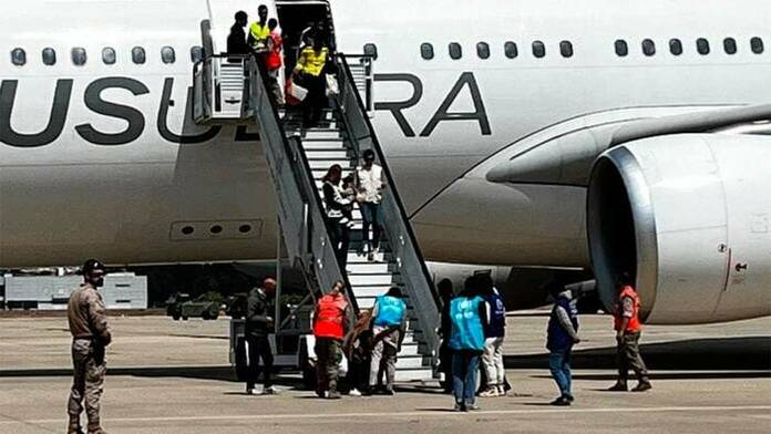 Madrid acoge a 2.334 migrantes tras el caos de Escrivá inmigrantes avion