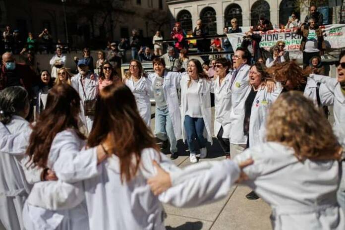 Médicos en la CAM: 2.719 sanitarios sin plaza huelga medicos 5 1 scaled 1