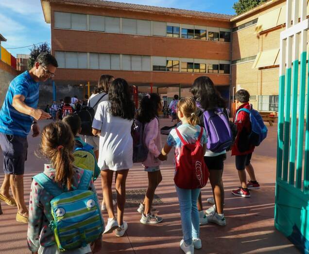 Así será la huelga de profesores de la Comunidad de Madrid EuropaPress 4665718 varios ninos llegada colegio ceip hernan cortes primer dia comienzo curso 2