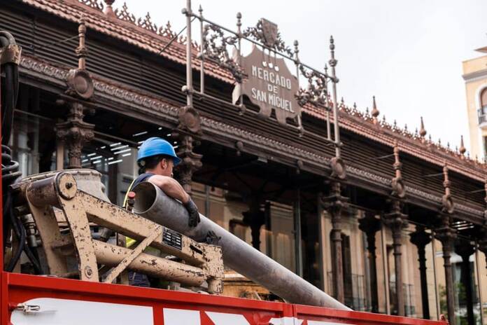 El Ayuntamiento peatonalizará el entorno del Mercado de San Miguel 1 El Ayuntamiento peatonalizará el entorno del Mercado de San Miguel EuropaPress 5155378 obrero trabaja frente mercado san miguel 28 abril 2023 madrid espana 1