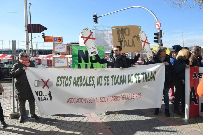 El Ayuntamiento de Madrid da luz verde a la tala de árboles sin respuesta de la UNESCO EuropaPress 5704216 manifestantes pancartas protesta vecinal tala arbolado zona atocha