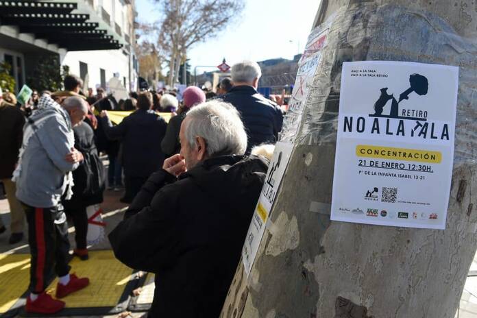 El Ayuntamiento de Madrid da luz verde a la tala de árboles sin respuesta de la UNESCO EuropaPress 5704223 pancarta pegada arbol protesta vecinal tala arbolado zona atocha ampliacion