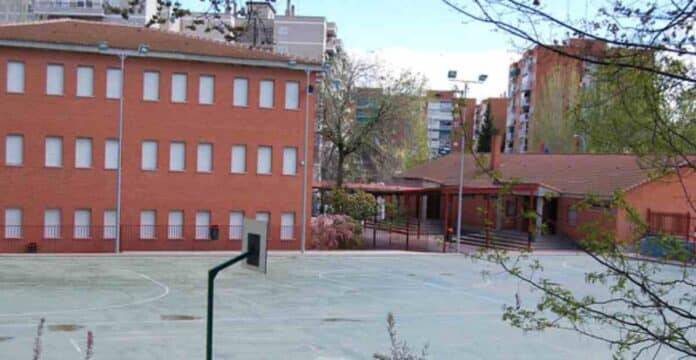 El PSOE Móstoles culpa a PP y Vox de que los niños pasen frío en las aulas portada colegios 696x360 2