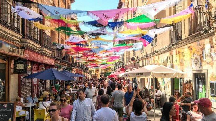 Cava Baja: Más que una calle, ¡Una experiencia gastronómica irresistible!