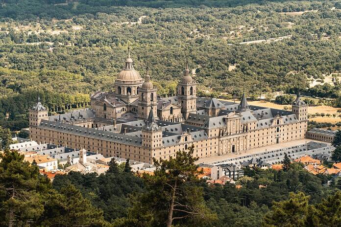 El Escorial: Un Palacio, un monasterio, ¡Una leyenda viva en Madrid! 2 MISTERIOS Y LEYENDAS: TEJIENDO LA TRAMA DE EL ESCORIAL