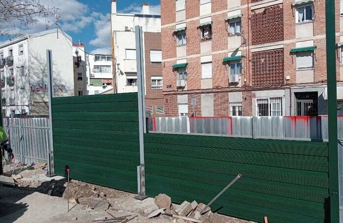 Metro instala 450 metros de pantallas acústicas junto al Colegio Perú para reducir el ruido de las obras de L11