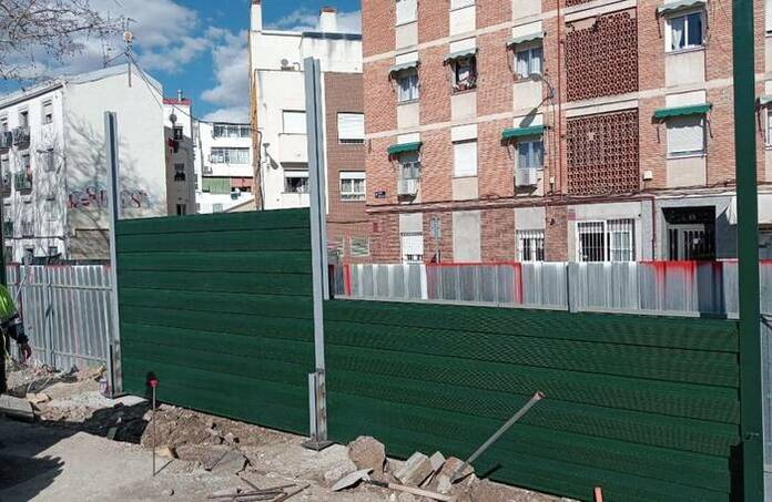 Madrid relanza la estratégica L11 tras el parón de la pandemia 2 Metro instala 450 metros de pantallas acústicas junto al Colegio Perú para reducir el ruido de las obras de L11