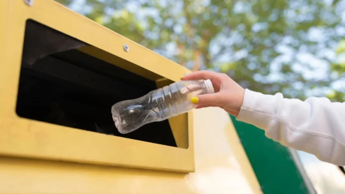 Reciclaje de un envase de plástico.