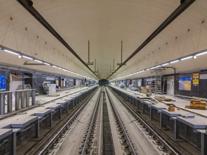 Imágenes de una estación en obras.